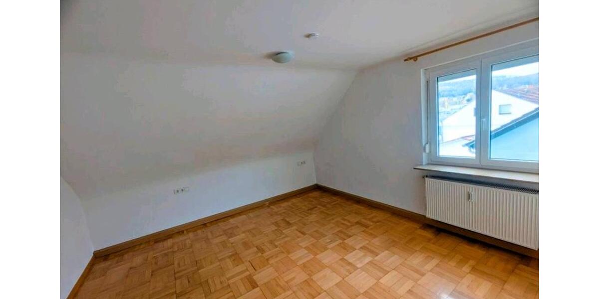 Dachgeschoßwohnung Sachsenheim - 3 Zimmer, 68 m&sup2;, 680&euro; | Angebot:26216342