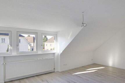 Sofort bezugsfrei! Moderne & helle DG-Wohnung in Toplage 4 zimmer