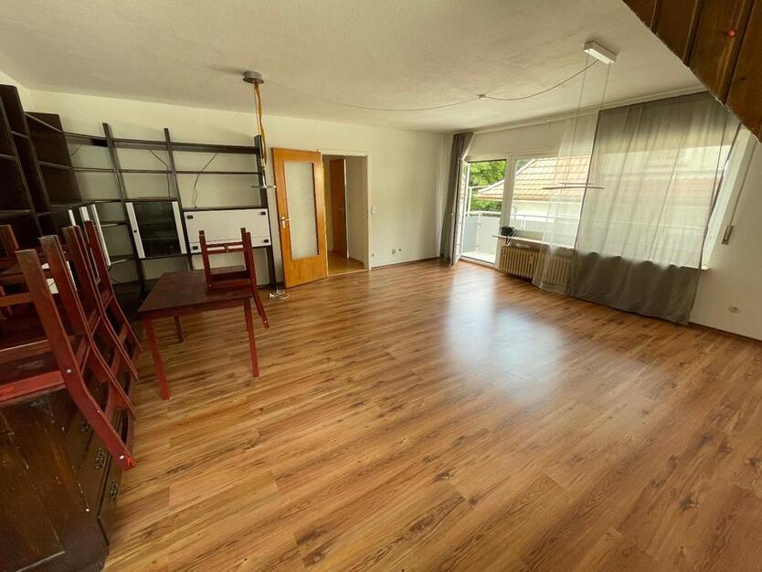 Gepflegte 1 12 Zi-DG-Wohnung mit Balkon und KFZ-Stellplatz, EBK
