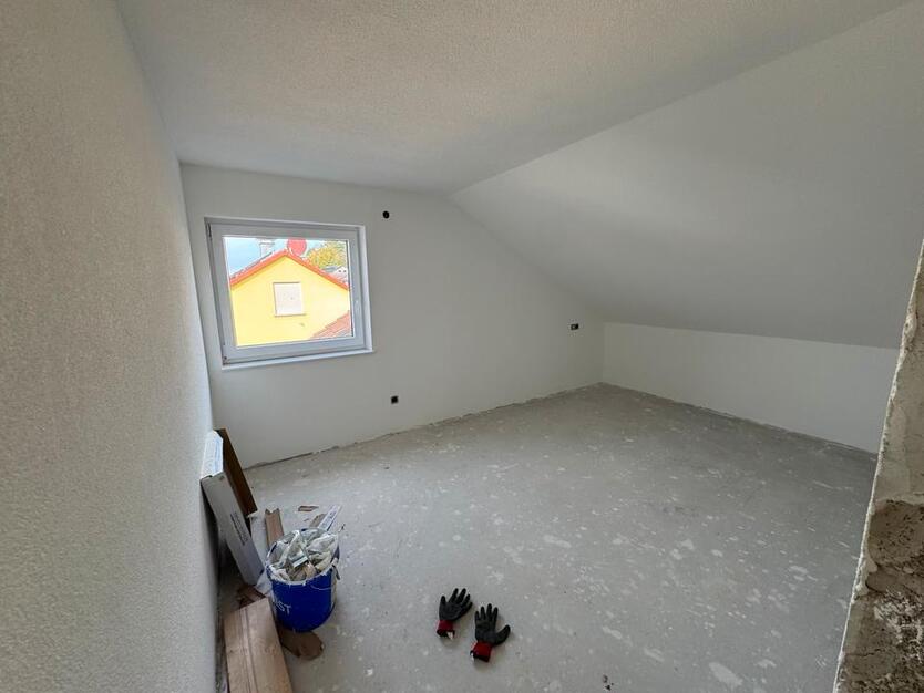 Kernsanierte 4-Zimmer-Dachgeschosswohnung. zimmer