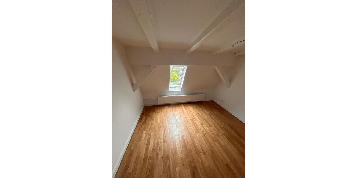 Dachgeschoßwohnung Stuttgart Bad Cannstatt - 5 Zimmer, 145 m&sup2;, 2.660&euro; | Angebot:26384372