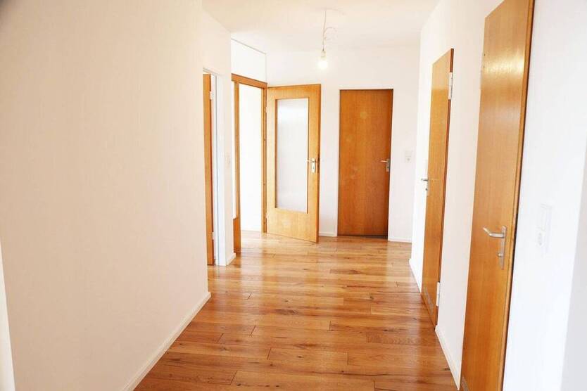 Charmante 5-Zimmer-Whg mit Panoramablick, zwei Balkonen & Tiefgarage - Zweitbezug nach Kernsanierung