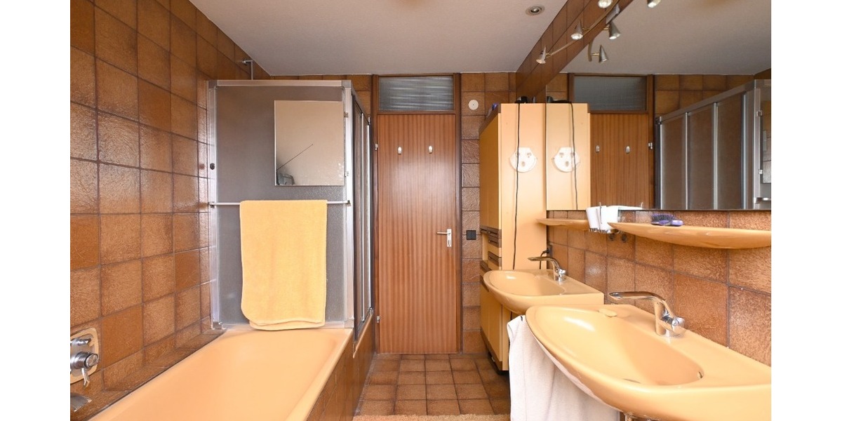 In Stammheim: Kurze Wege ins Grüne und zur U-Bahn - Dachgeschoßwohnung Stuttgart Stammheim | Angebot:24524535