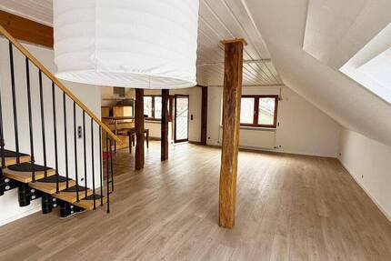 Großzügige 3 Zimmer-DG-Wohnung mit zusätzlich ausgebautem Dachboden!