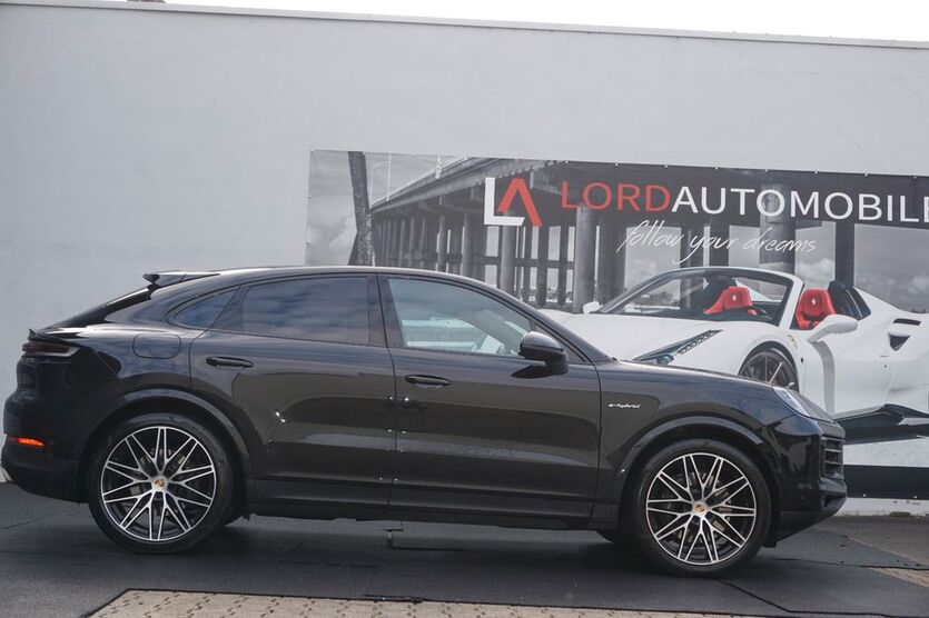 Porsche Cayenne 8.900 km 107.800 € Stuttgart 70499