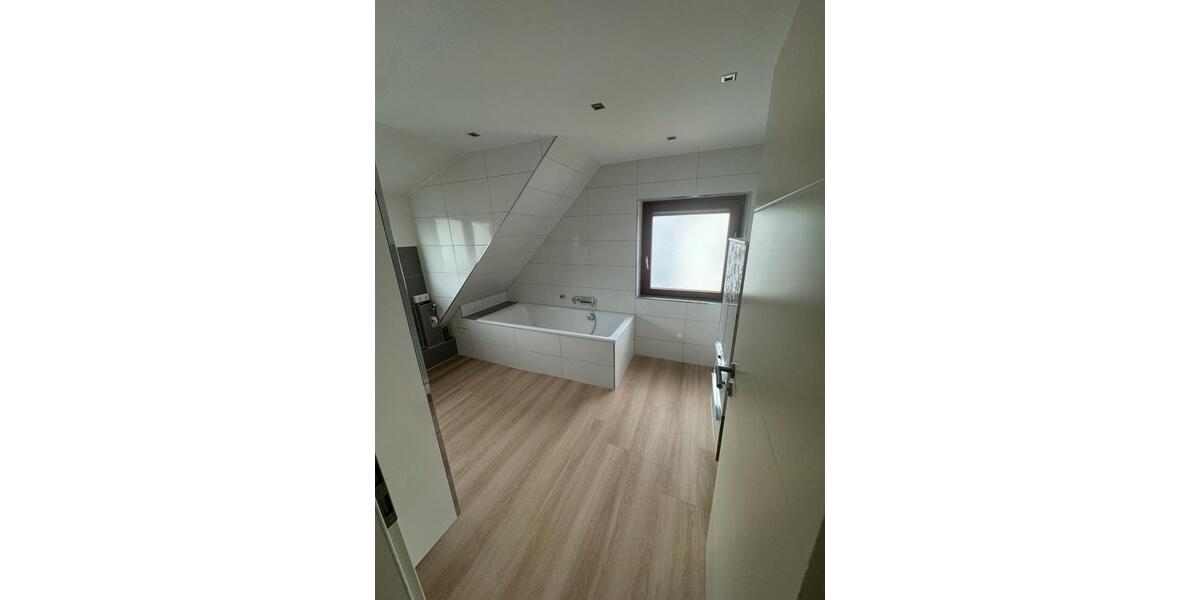 Dachgeschoßwohnung Esslingen am Neckar Oberesslingen - 3.5 Zimmer, 73 m&sup2;, 1.300&euro; | Angebot:24469045