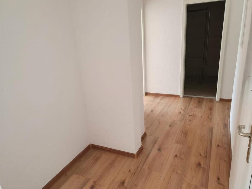 Lichtdurchflutete 4-Zimmer-Wohnung mit großem Balkon & Garage
