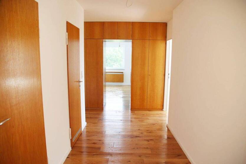 Charmante 5-Zimmer-Whg mit Panoramablick, zwei Balkonen & Tiefgarage - Zweitbezug nach Kernsanierung