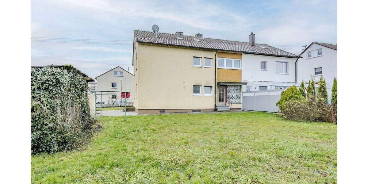 Attraktives Zweifamilienhaus mit ausgebautem DG, großem Grundstück und Entwicklungspotenzial 8 zimmer