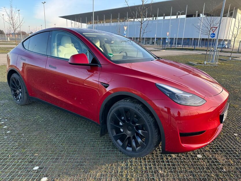 Tesla Model Y 33.000 km 32.799 € Stuttgart 70437
