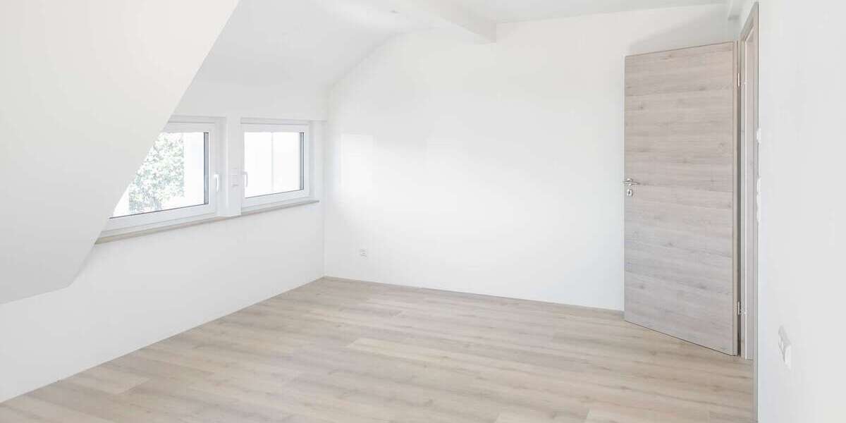 Hochwertig sanierte 2-Zimmer-Dachgeschosswohnung mit Balkon - 2- Esslingen am Neckar Oberesslingen | Angebot:27517940