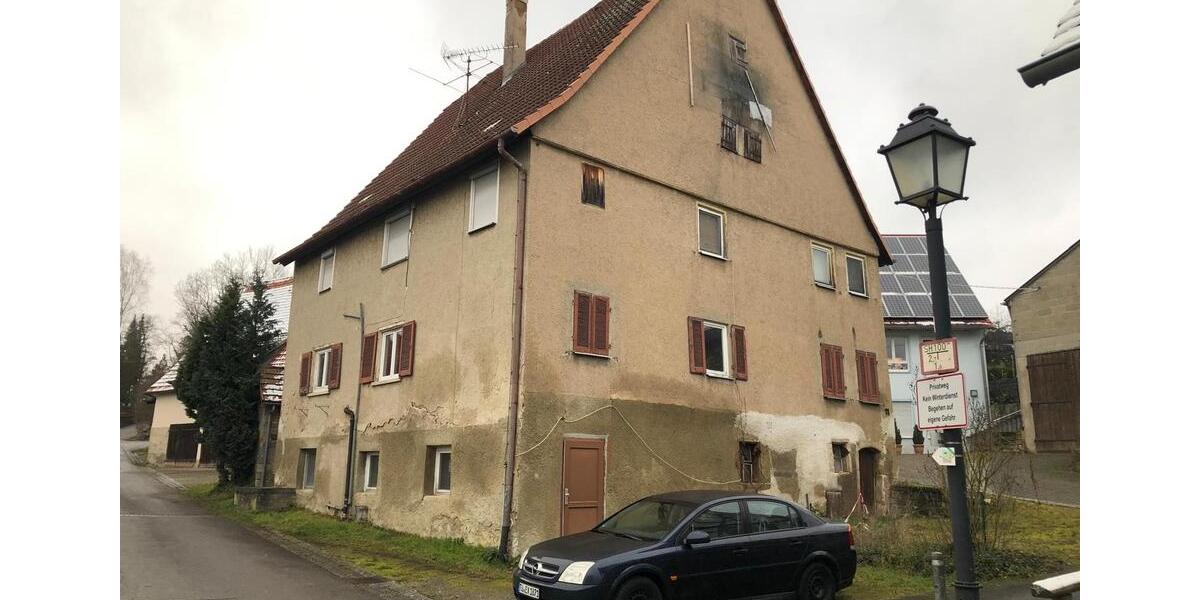 Zum Verkauf: renovierungsbedürftiges Mehrfamilienhaus in Unterjes zimmer