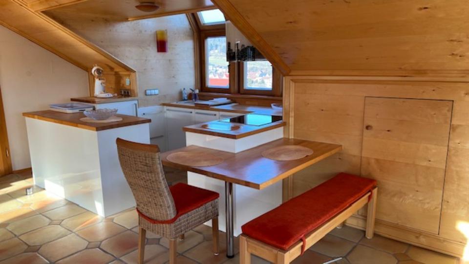 Möbl.2-Zi-Whg., 95 qm, Dachterrasse, Stellplatz, Pauschal 1.200 € zimmer