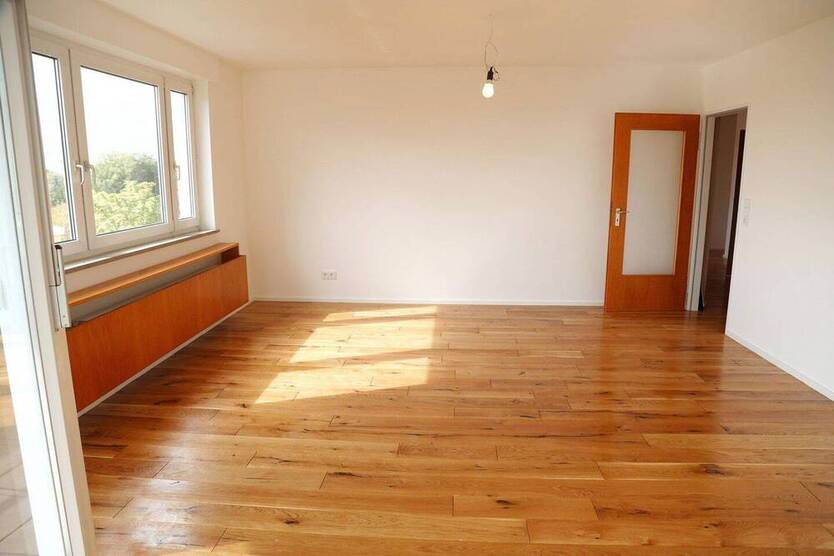 Charmante 5-Zimmer-Whg mit Panoramablick, zwei Balkonen & Tiefgarage - Zweitbezug nach Kernsanierung