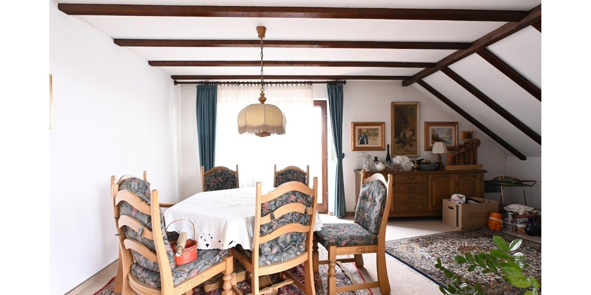 In Stammheim: Kurze Wege ins Grüne und zur U-Bahn - Dachgeschoßwohnung Stuttgart Stammheim | Angebot:24524535