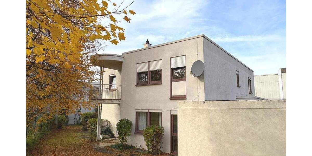 Großzügiges Haus mit zwei Garagen! 6 zimmer