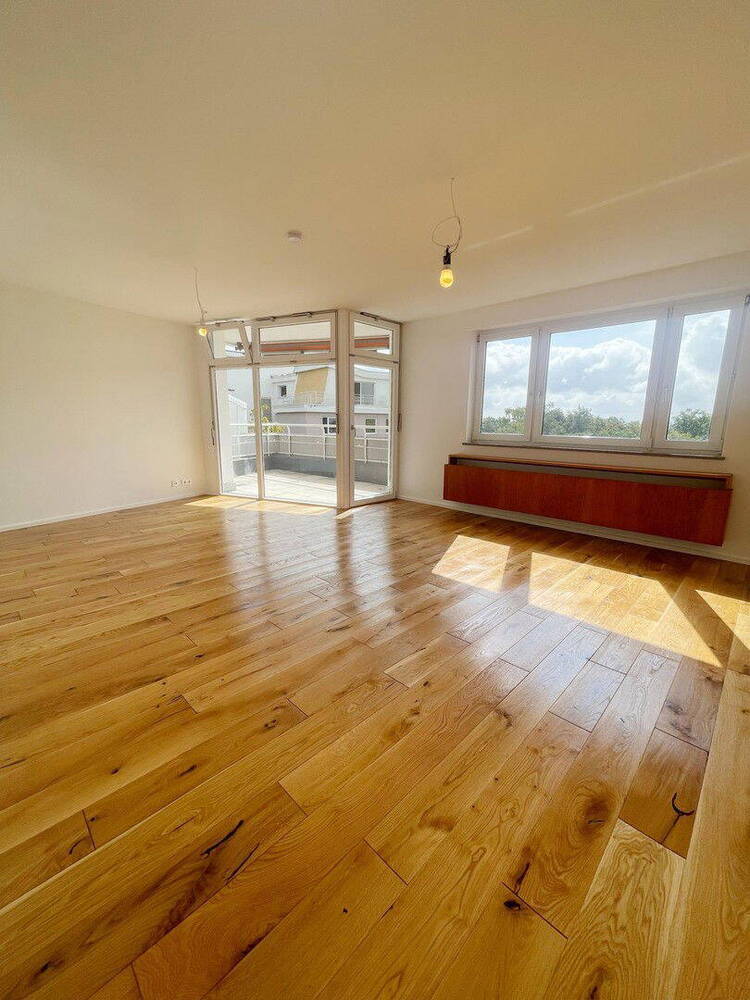 Charmante 5-Zimmer-Whg mit Panoramablick, zwei Balkonen & Tiefgarage - Zweitbezug nach Kernsanierung