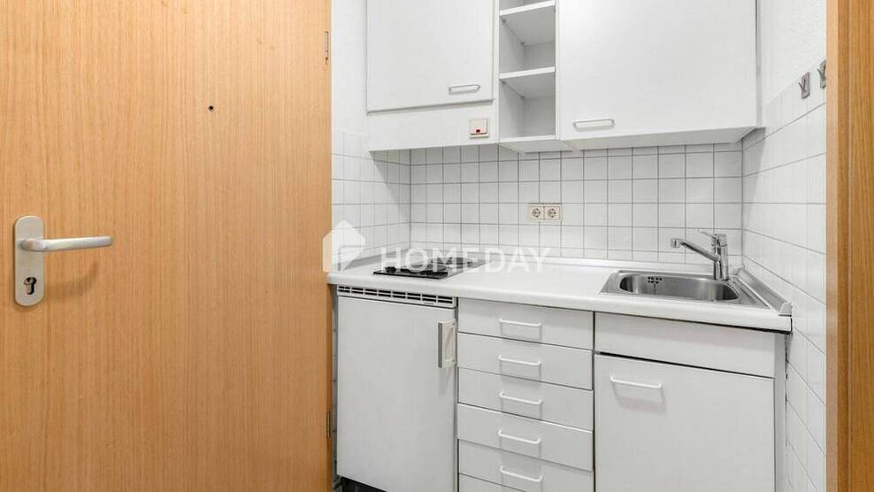 Möbliertes 1-Zimmer-Apartment im DG mit TG-Stellplatz - sofort bezugsfrei in Uni-Nähe!