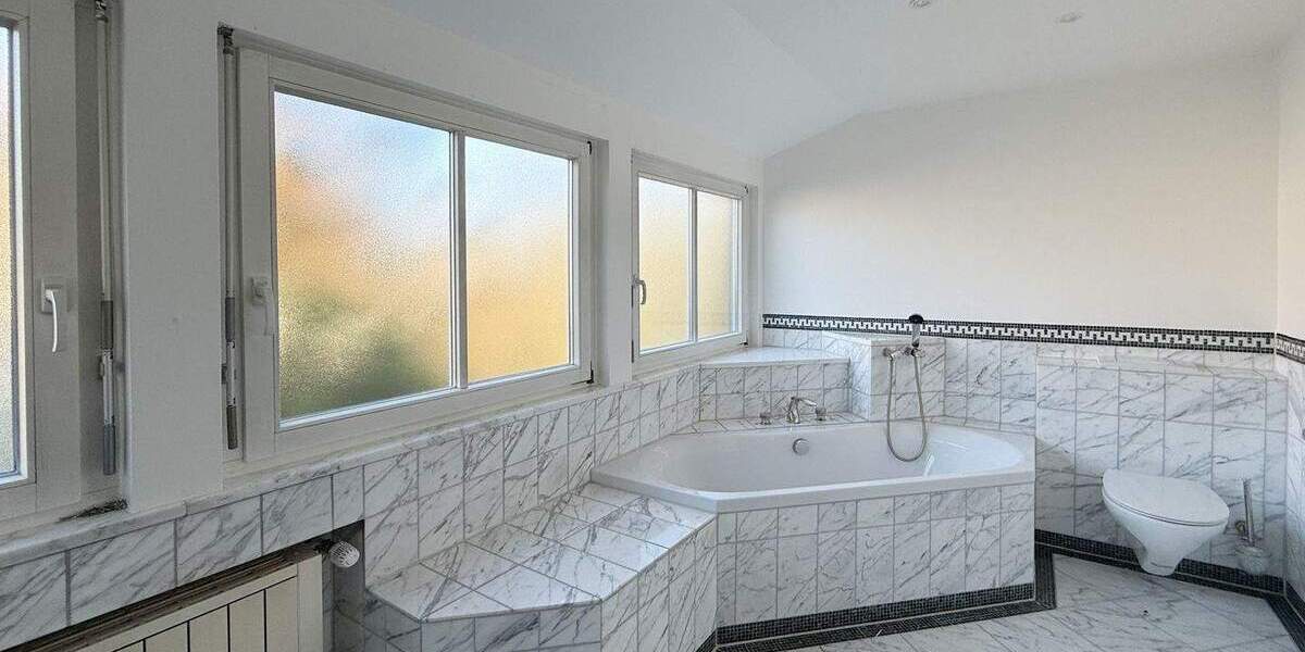 Ihr neues Zuhause in Nürtingen - Stilvoll renoviertes Einfamilienhaus mit Garten und Garagen 5 zimmer