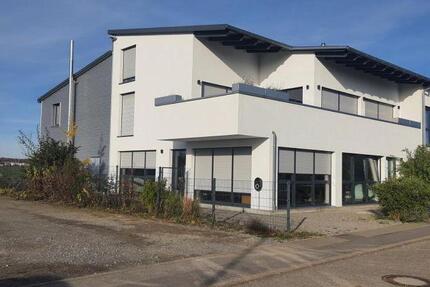 Provisionsfrei* Moderne Gewerbeimmobilie mit Büro, Wohnung und Halle - KfW 70, Solaranlage, hochwertige Ausstattung - Gewerbeobjekt Altdorf | Angebot:23812378