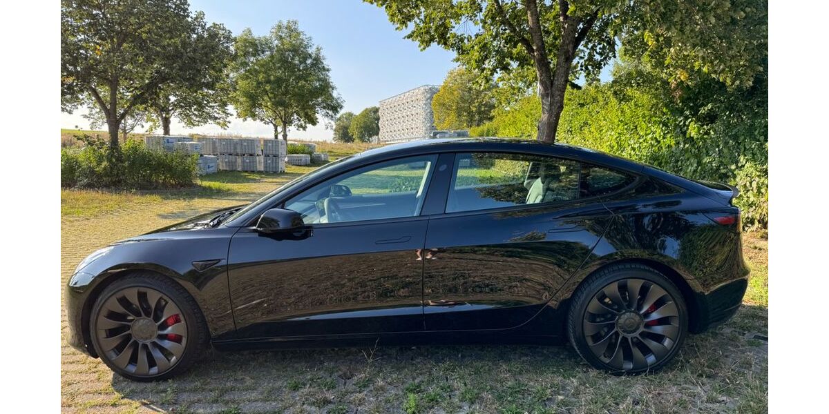 Tesla Model 3 55.600 km 31.500 &euro; Reutlingen 72762