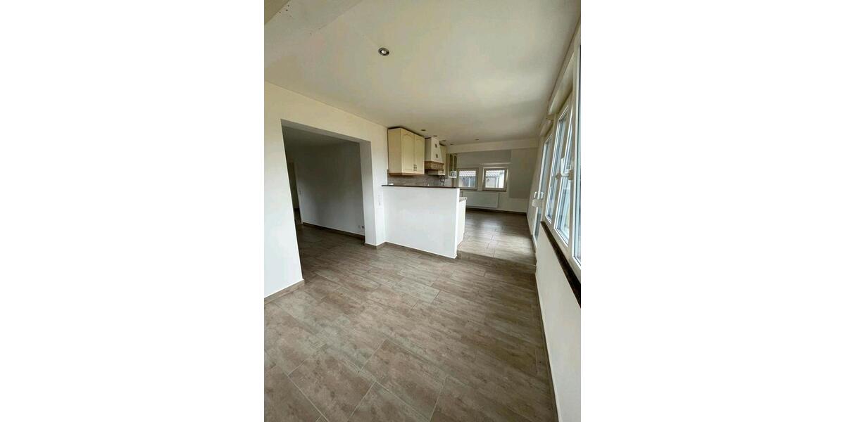 Etagenwohnung Sachsenheim - 3.5 Zimmer, 93 m&sup2;, 1.300&euro; | Angebot:26475903