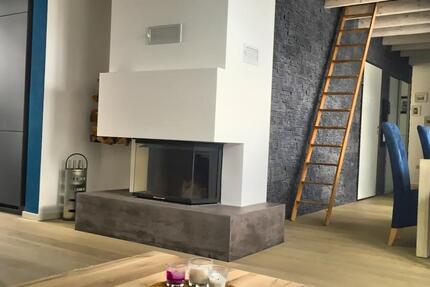 Stilvolle Galerie Wohnung mit Klimaanlage, Kamin und Einbauküche