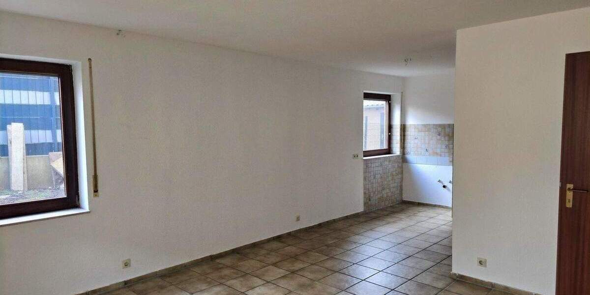 Etagenwohnung Pforzheim Südoststadt - 1 Zimmer, 85 m&sup2;, 850&euro; | Angebot:24543080