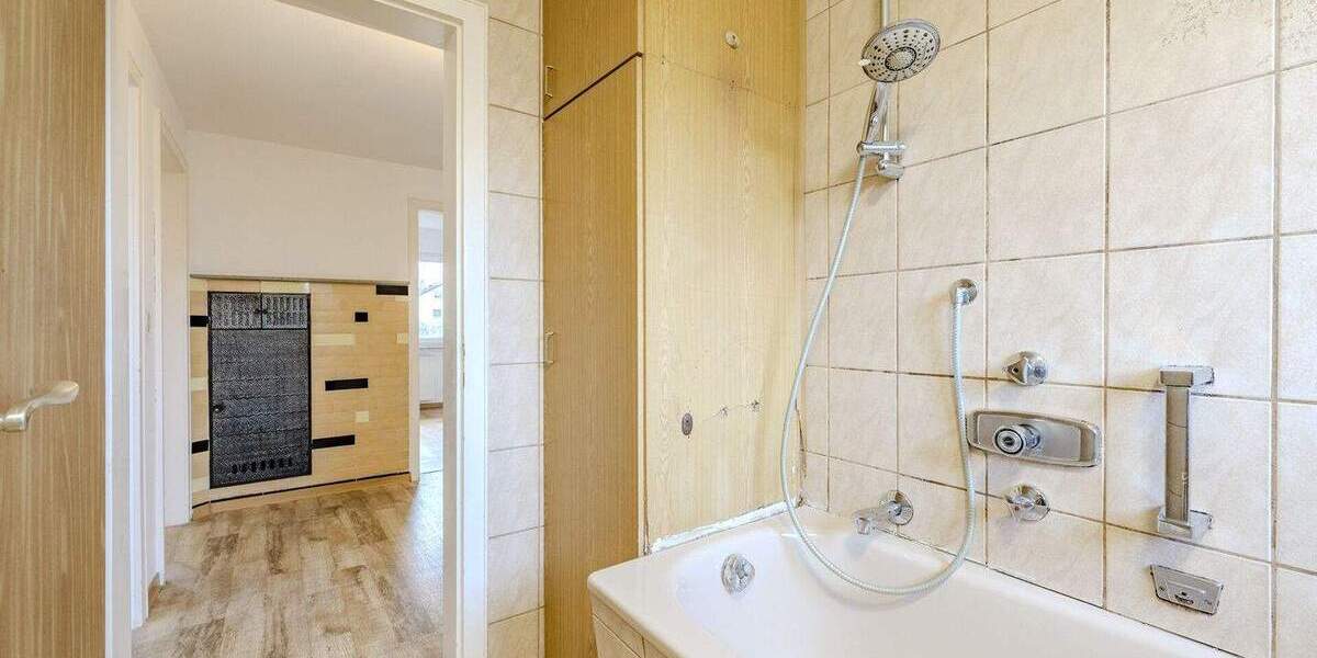 Attraktives Zweifamilienhaus mit ausgebautem DG, großem Grundstück und Entwicklungspotenzial 8 zimmer