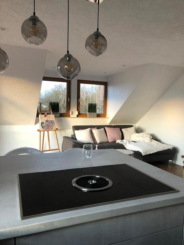Kernsanierte 2-Zi.-DG-Wohnung mit Balkon und EBK