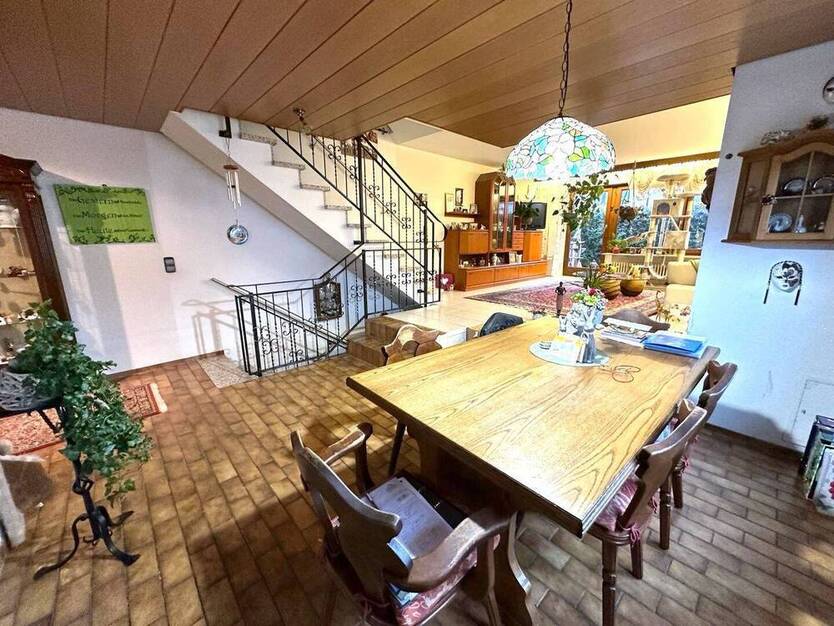 Gepflegtes Reiheneckhaus m. Terrasse u. drei Balkonen in bevorzugter, zentrumsnaher Lage