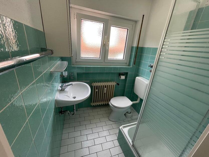 Gepflegte 1 12 Zi-DG-Wohnung mit Balkon und KFZ-Stellplatz, EBK