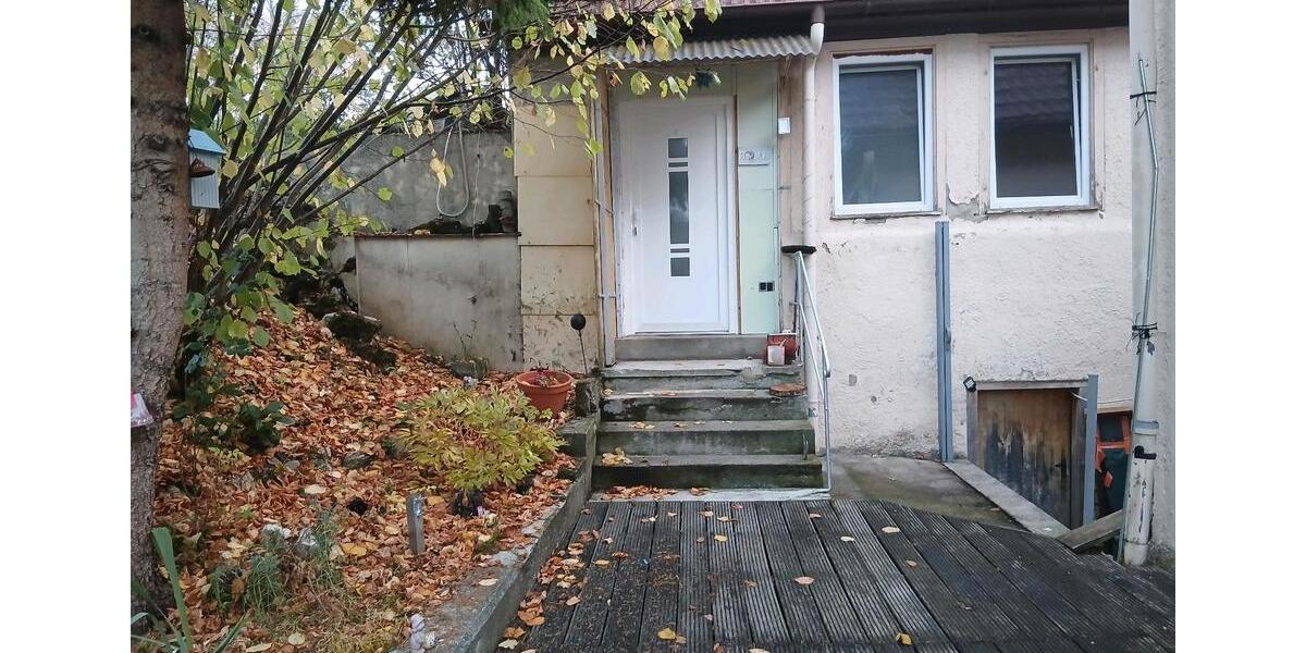 Etagenwohnung Reutlingen - 5 Zimmer, 128 m&sup2;, 1.350&euro; | Angebot:27594248