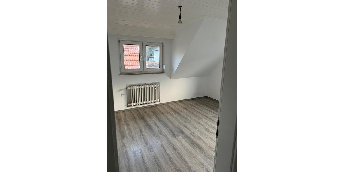 Dachgeschoßwohnung Mühlacker - 3 Zimmer, 90 m&sup2;, 1.200&euro; | Angebot:26612905