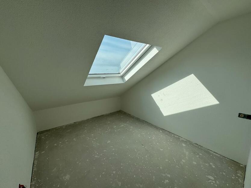 Kernsanierte 4-Zimmer-Dachgeschosswohnung. zimmer