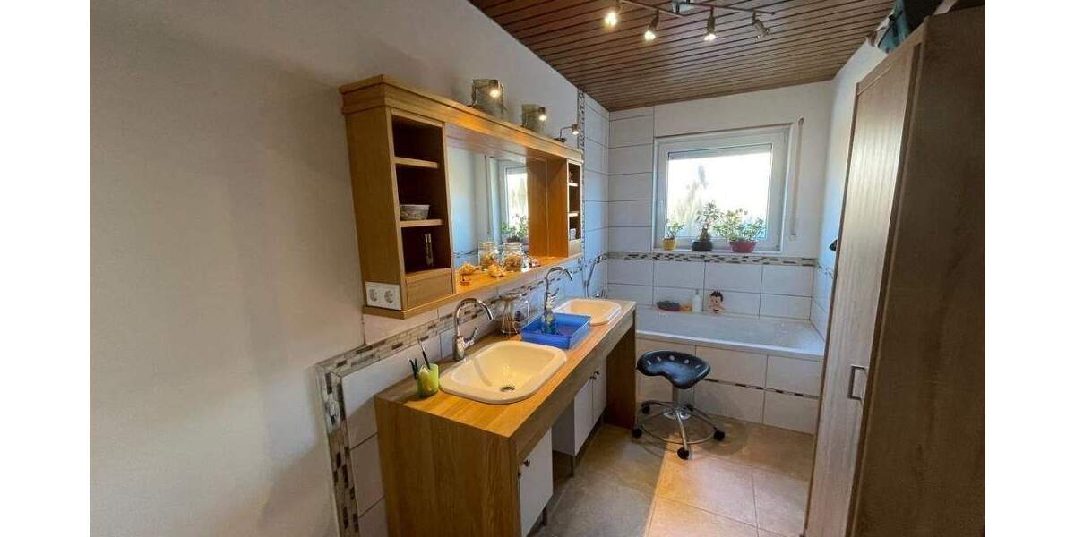 Doppelhaushälfte Renningen - 7 Zimmer, 155 m&sup2;, 2.200&euro; | Angebot:25898274