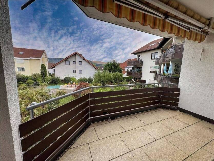 Charmante 3 Zimmer-Wohnung mit zwei Balkonen und Tiefgaragenbox in Leonberg-Ezach