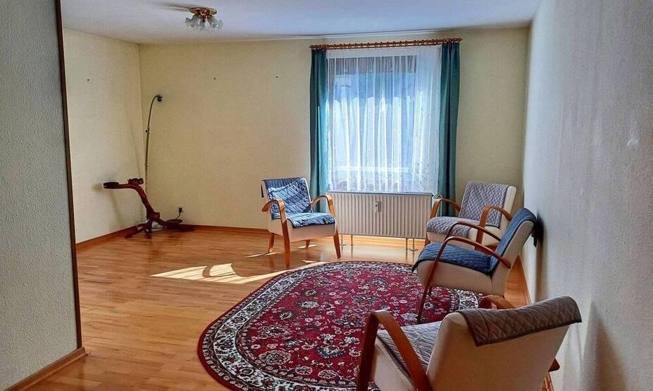 Grosszügige 2,5-Zimmer-Wohnung mit Gemeinschaftsgarten und Tiefgaragenstellplatz