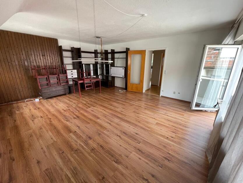 Gepflegte 1 12 Zi-DG-Wohnung mit Balkon und KFZ-Stellplatz, EBK