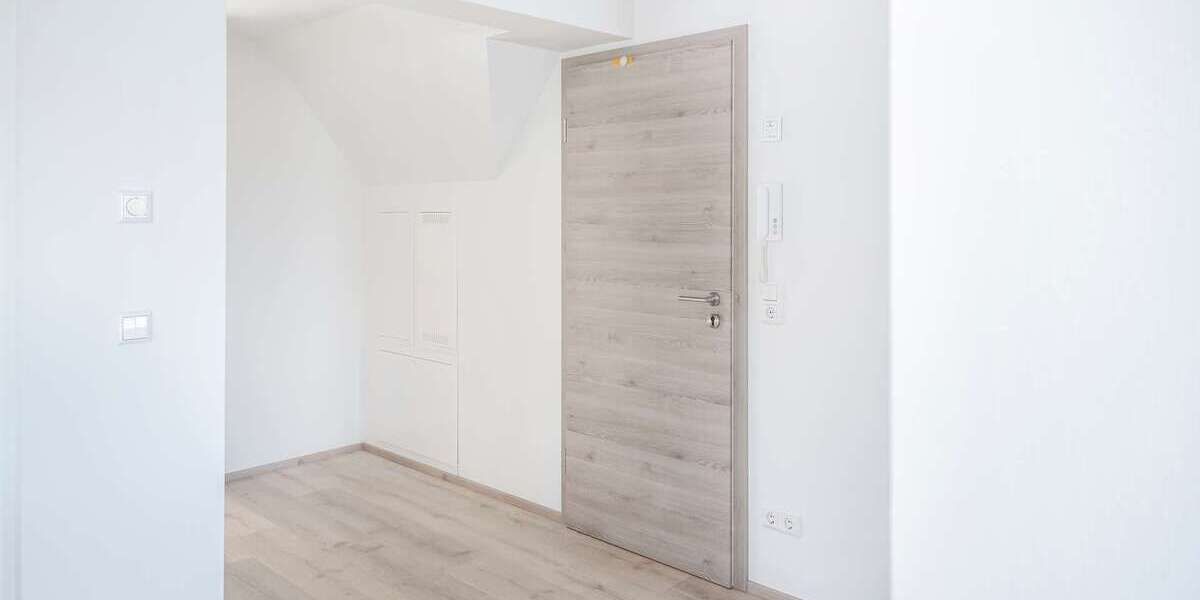 Hochwertig sanierte 2-Zimmer-Dachgeschosswohnung mit Balkon - 2- Esslingen am Neckar Oberesslingen | Angebot:27646718