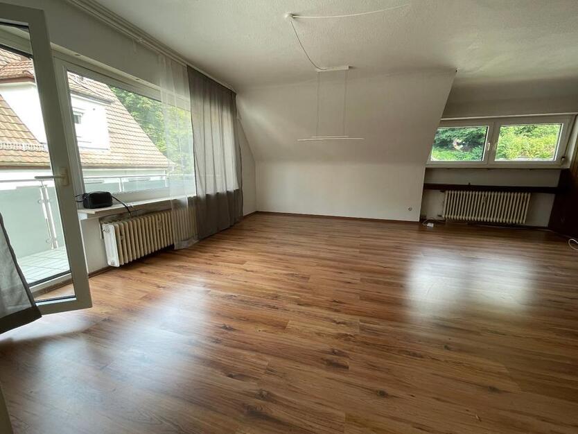 Gepflegte 1 12 Zi-DG-Wohnung mit Balkon und KFZ-Stellplatz, EBK