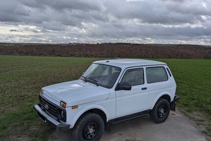 Lada Niva 23.600 km 13.800 &euro; Wiernsheim 75446