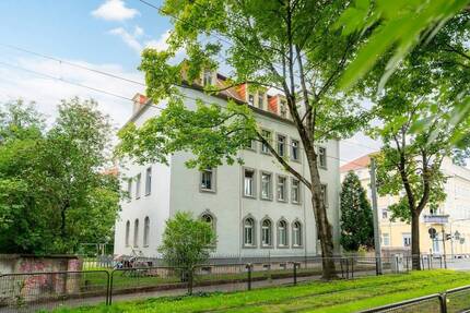 Frisch renovierte MansardWohnung in beliebter Wohnlage. Mit neuem Vinylboden und Tageslichtbad.