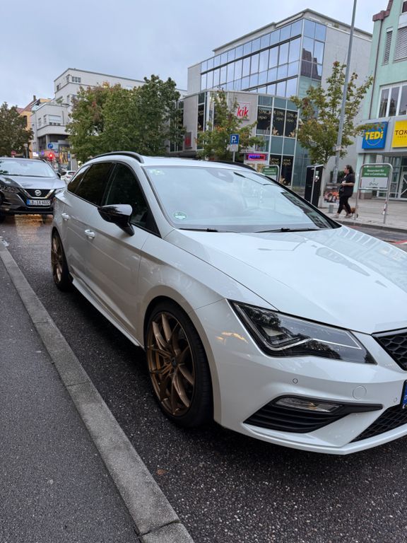 Seat Leon 106.000 km 21.500 € Stuttgart 70499