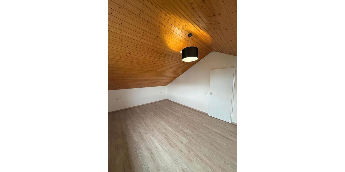 Dachgeschoßwohnung Ludwigsburg Hoheneck - 3 Zimmer, 55 m&sup2;, 1.000&euro; | Angebot:26483179