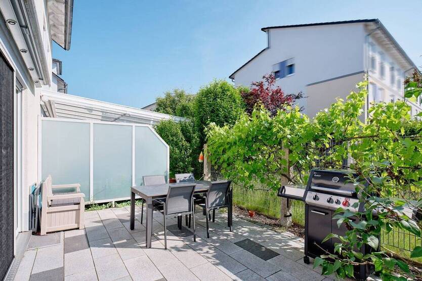 Familienidylle in L-E-Stetten: Moderne Doppelhaushälfte mit Garten in ruhiger Waldrandlage