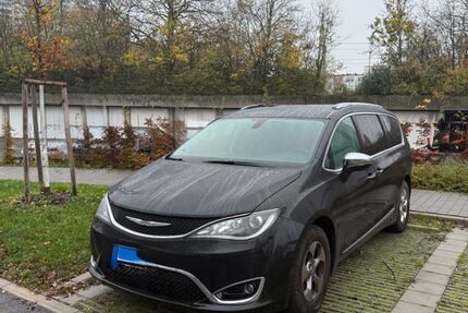 Chrysler Pacifica 95.000 km 17.500 € Stuttgart 70437