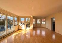 Lichtdurchflutete 3-Zimmere-Wohnung mit Balkon und EBK, Altenburg