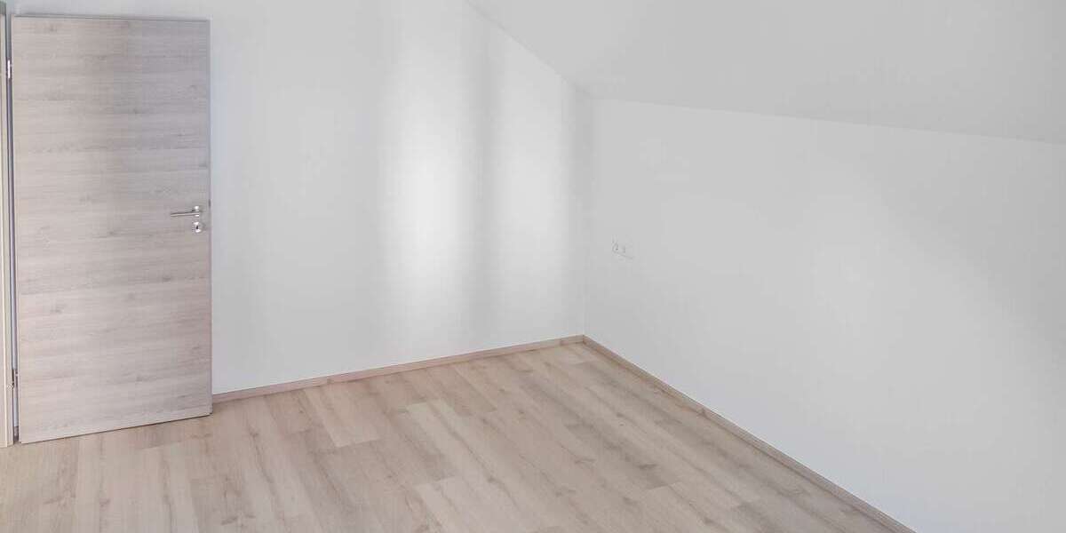 Hochwertig sanierte 2-Zimmer-Dachgeschosswohnung mit Balkon - 2- Esslingen am Neckar Oberesslingen | Angebot:27646718