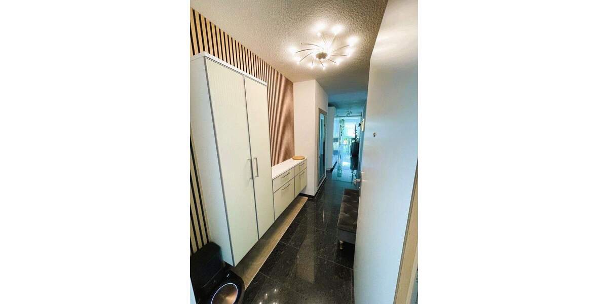 Neuwertige 4-Zi-EG mit exklusiver Ausstattung + Hobbyraum + 1 TG + 2 Stellplätze 4 zimmer